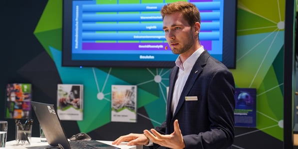 BRZ-Berater erklärt digitale Bauprozesse am Messestand