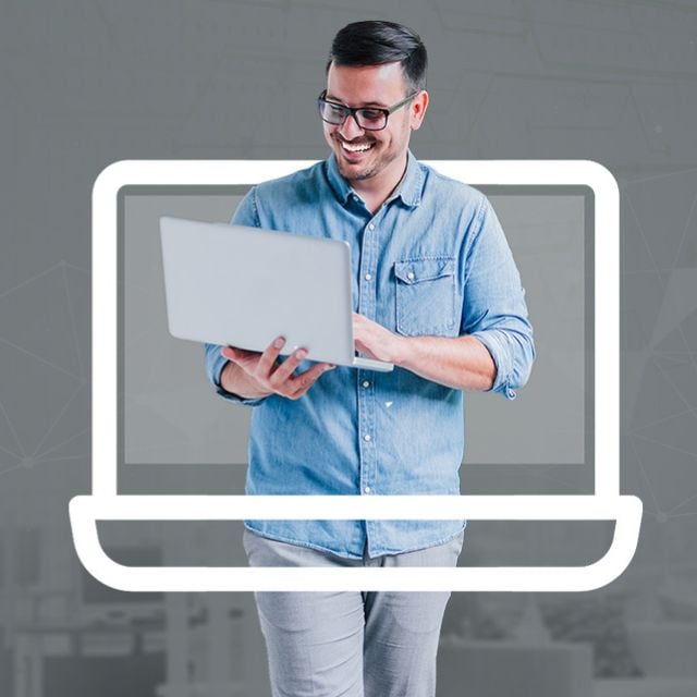 Glücklicher Mann mit offenem Laptop im Arm