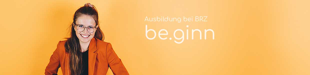 Frau steht vor Schriftzug be.ginn und gelb-orangenem Hintergrund Frau steht vor Schriftzug be.ginn und gelb-orangenem Hintergrund
