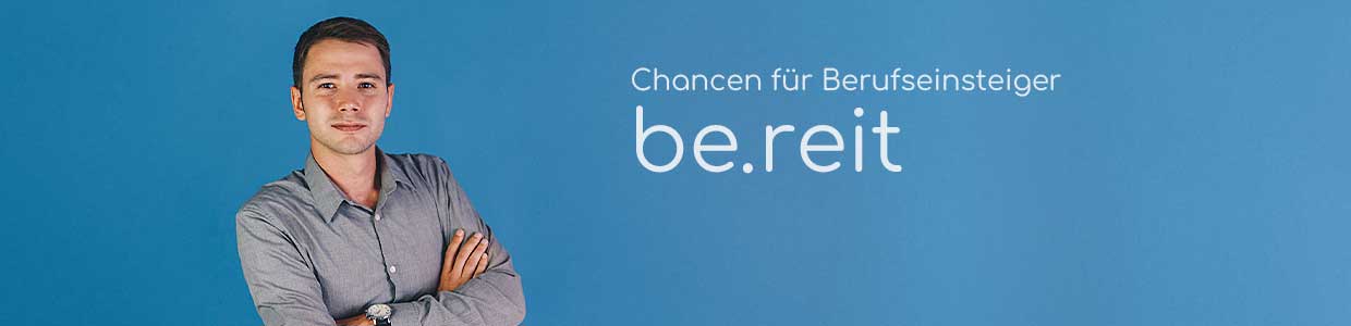 Mann steht mit verschränkten Armen vor Schriftzug be.reit und blauem Hintergrund Mann steht mit verschränkten Armen vor Schriftzug be.reit und blauem Hintergrund