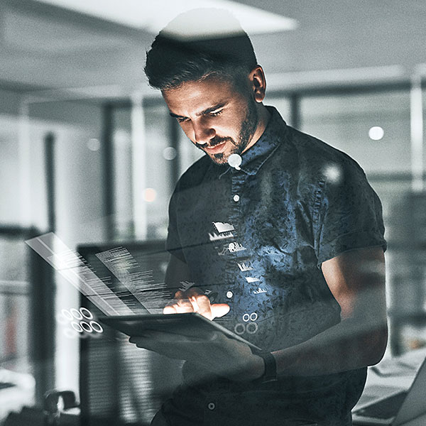 Mitarbeiter arbeitet mit Tablet Mitarbeiter arbeitet mit Tablet