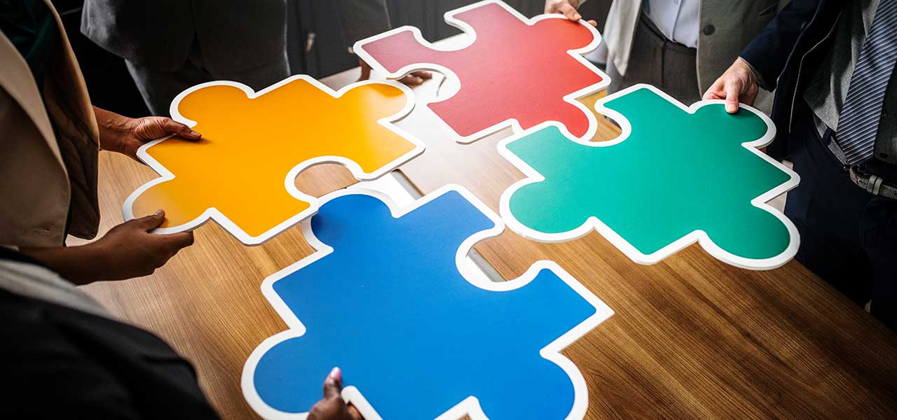 business-people-connecting-puzzle-pieces_1280x600
